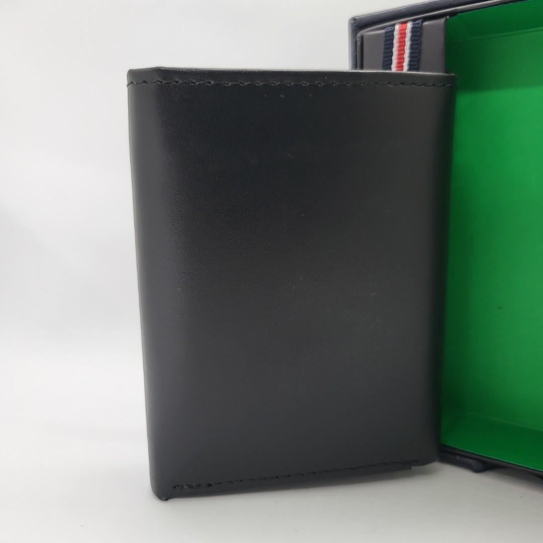 Tommy Hilfiger Men's Leather Wallet 男裝真皮銀包 附送禮盒 *多色可訂* 全新現貨正品 生日禮物 男朋友禮物 （分類：銀包、卡片套）位於 Hong Kong。 由 shopyourshk 提交（商品編號 1193558397，圖片 3）。簡介： ‧品牌: Tommy Hilfiger ‧Color: Black 黑色 ‧100% Leather ‧9個卡片位，1個證件位，1個收據位，2個紙幣位 ‧尺寸: 3.25 Inches x 4.15 Inches - - ▶️▶️更方便瀏覽產品，支持線上付款即上: https://shopyourshk.com/products/%E7%8F%BE%E8%B2%A8-tommy-hilfiger-%E7%94%B7%E8%A3%9D%E7%9C%9F%E7%9A%AE%E9%8A%80%E5%8C%85-%E9%99%84%E9%80%81%E7%A6%AE%E7%9B%92-3 - - ~~~如非列明，所有貨