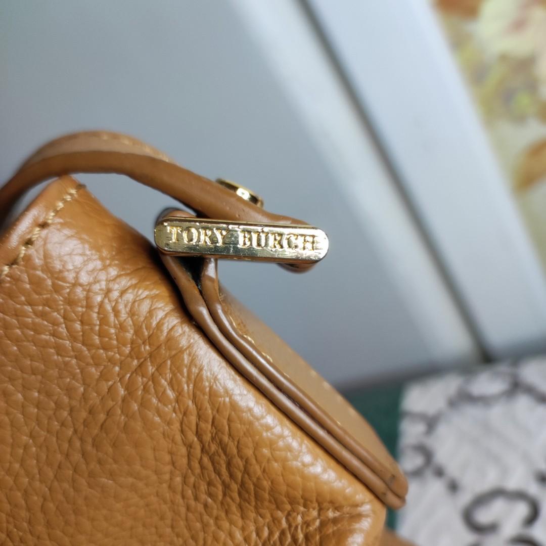 Tory Burch Thea bag (Category: Luxury Bags & Wallets) located in Makati City. Submitted by yerbua103 (Listing ID 1193563655, Image 3). Description: 👛Preloved Tory Burch brown pebbled leather with a stitched Tory Burch logo, gold hardware, zip closure on top and a sophisticated tassel. Minor signs of wear like minimal dirt inside near the zipper. 👛 Manage your expectations as you're buying a second hand bag. DM for inquiries and pictures. 👛L 43