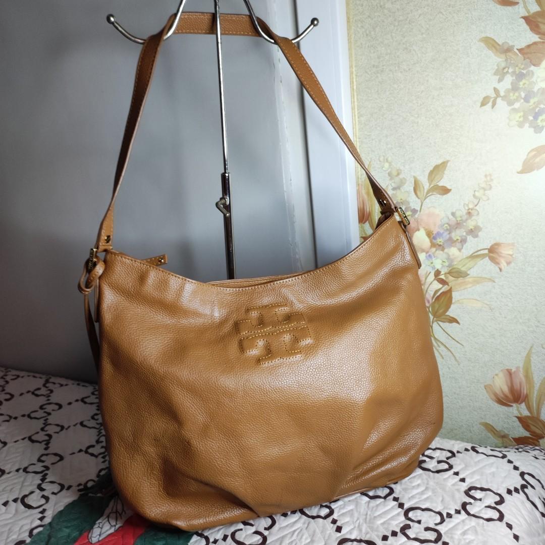 Tory Burch Thea bag (Category: Luxury Bags & Wallets) located in Makati City. Submitted by yerbua103 (Listing ID 1193563655, Image 1). Description: 👛Preloved Tory Burch brown pebbled leather with a stitched Tory Burch logo, gold hardware, zip closure on top and a sophisticated tassel. Minor signs of wear like minimal dirt inside near the zipper. 👛 Manage your expectations as you're buying a second hand bag. DM for inquiries and pictures. 👛L 43