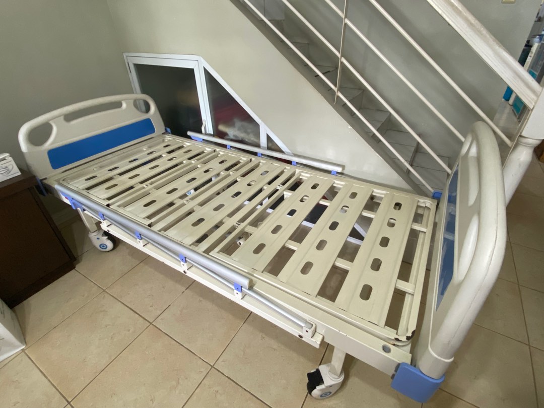 2nd hand Hospital Bed, Furniture & Home Living, Furniture, Bed Frames