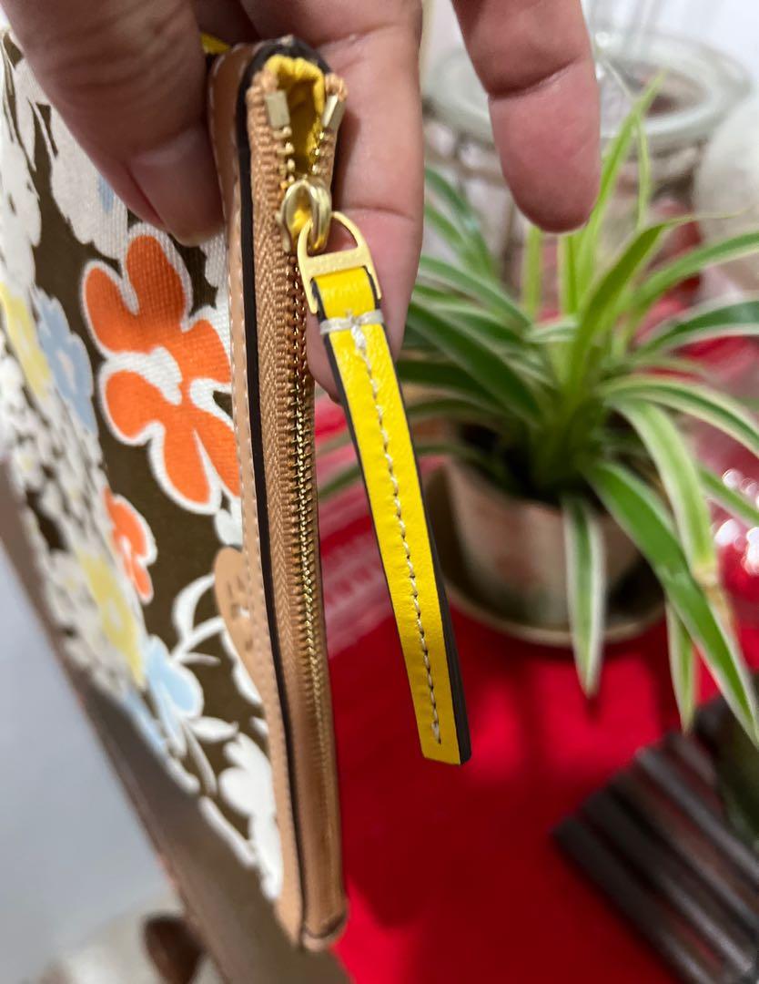 Authentic Tory Burch Pouch (Category: Luxury Bags & Wallets) located in Indang. Submitted by lornacmtl (Listing ID 1188521326, Image 2). Description: Authentic Tory Burch pouch No issue/flaws, like new Used once Payment thru Gcash/ bank transfer .