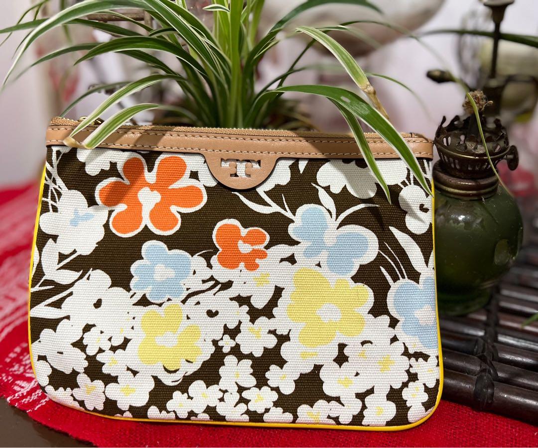Authentic Tory Burch Pouch (Category: Luxury Bags & Wallets) located in Indang. Submitted by lornacmtl (Listing ID 1188521326, Image 1). Description: Authentic Tory Burch pouch No issue/flaws, like new Used once Payment thru Gcash/ bank transfer .