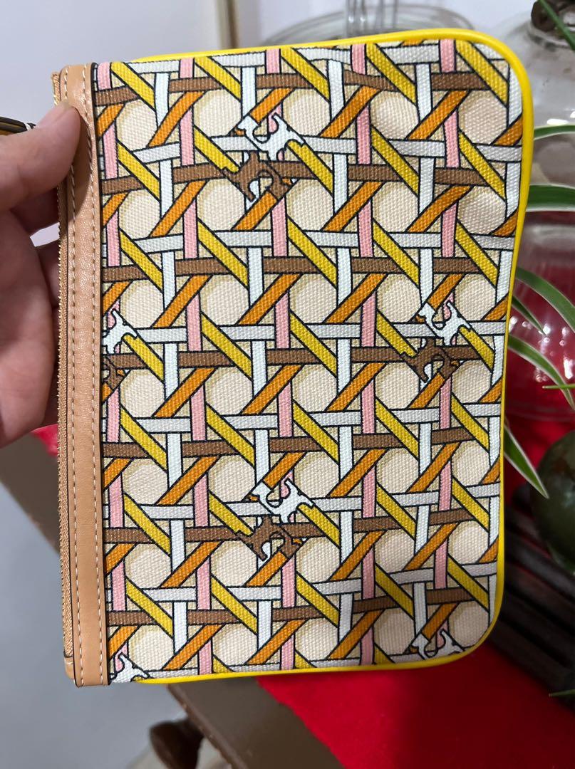 Authentic Tory Burch Pouch (Category: Luxury Bags & Wallets) located in Indang. Submitted by lornacmtl (Listing ID 1188521326, Image 3). Description: Authentic Tory Burch pouch No issue/flaws, like new Used once Payment thru Gcash/ bank transfer .