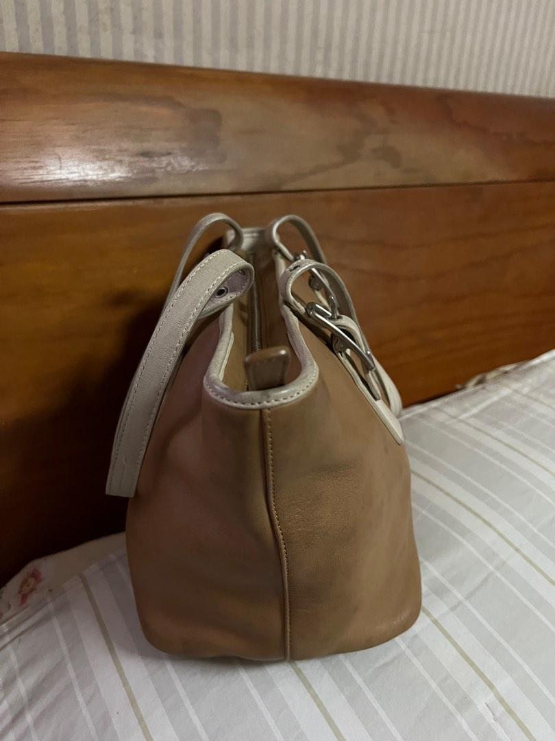 Coach Leather Bag Authenticated (Category: Luxury Bags & Wallets) located in Quezon City. Submitted by FullAndUnloading (Listing ID 1188398089, Image 2). Description: Coach Leather Bag 100% Authenticated well used not abuse..