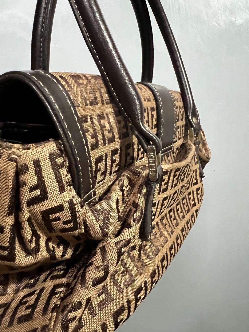 Fendi bag (Category: Luxury Bags & Wallets) located in Mangaldan. Submitted by sheenaluxarchive (Listing ID 1188495161, Image 2). Description: Fendi handbag Flaws niya lining need parepair Sa labas walang flaws maganda. .