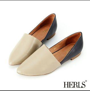 HERLS 簡約質感  全真皮雙色拼接尖頭平底樂福鞋 米色×黑色 百搭 正式休閒場合都適合  面交免郵