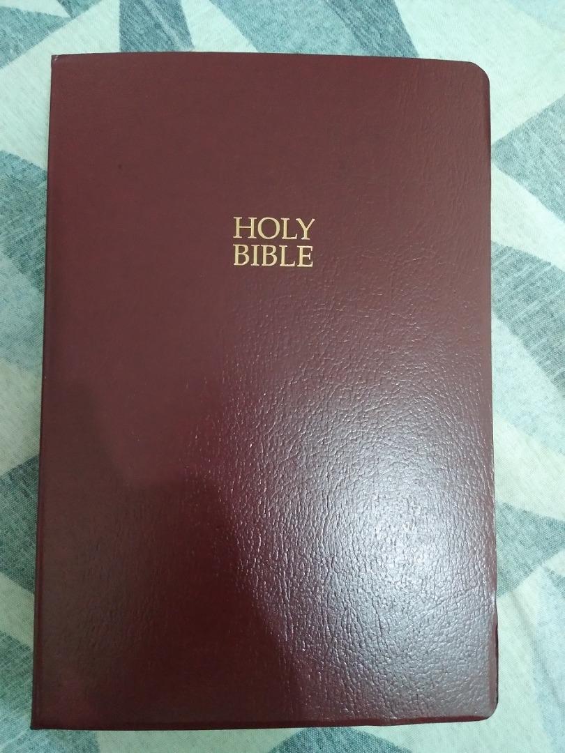 Holy Bible: New King James Version 1994 Giant Print, Hobbies & Toys