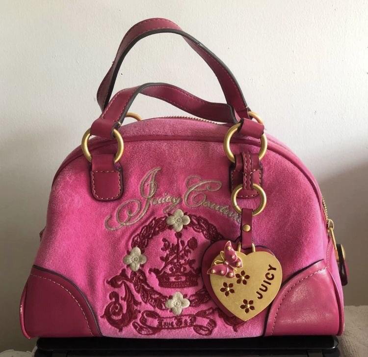 ♡ ༘ʚ 𝓐𝓷𝓭𝓻𝓮𝓪 ɞ ༘♡˚ on Instagram: “Handbag of the day - Pink Juicy  Couture mini steffy 🎀👛✨🥰 #juicycouture #… | Cute bags, Purses and  handbags, Juicy couture