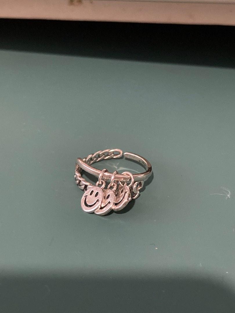 Wedding ring on pointer finger shop
