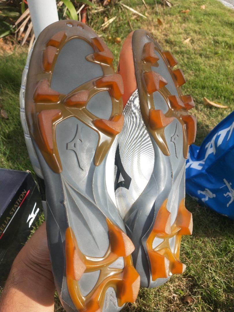 Size UK8.5 Mizuno Wave Ignitus 3 football boots Sports