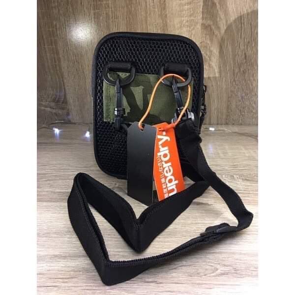 Superdry Sport Pouch (Khaki) (Category: Sling Bags) located in Pasig City. Submitted by brandedcollection20 (Listing ID 1188457981, Image 2). Description: 100% Brand New 100% Legit 100% Original 100% Authentic Two tone sling pouch with embossed brand logo Polyester Lined interior Zip closure 1 front zip pocket Adjustable shoulder strap Dimensions: L15cm x H20cm x W3cm Shoulder drop: 68cm.