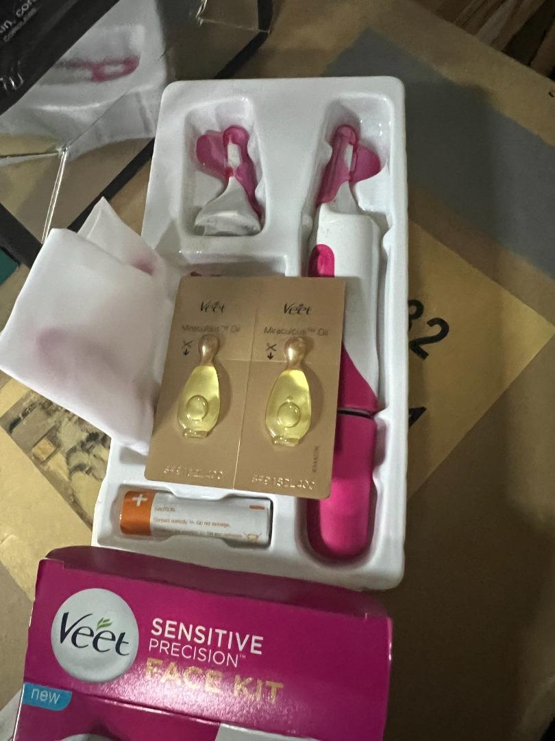 Veet Sensitive Precision Dermaplaning Face Kit , ( face kit removes peach fuzz & exfoliates