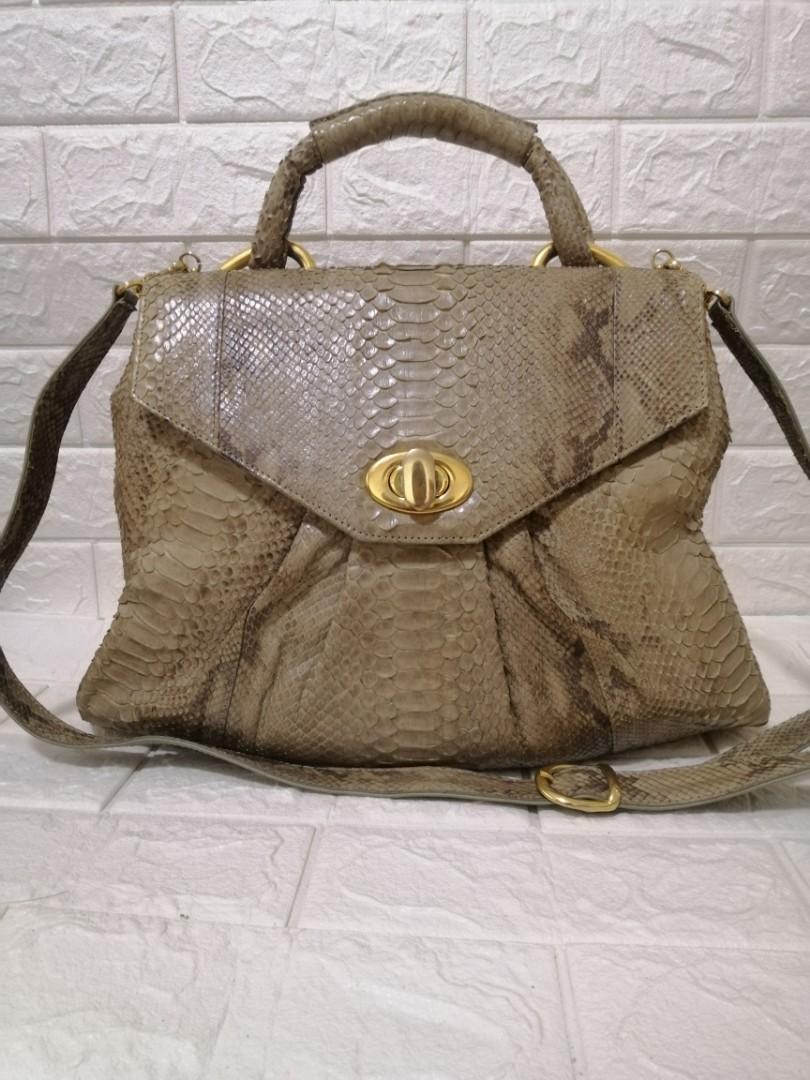Besozzi Franco Python Leather 2-way Bag (Category: Luxury Bags & Wallets) located in Las Pinas. Submitted by etoksi1234 (Listing ID 1193695349, Image 1). Description: Pre-loved Besozzi Franco Real Python Leather 2-way Bag. Looks new. Made in Italy... Size: L - 15" (bottom) L - 10.5" (Upper) H - 9" D - 4" Please manage your expectations. All sales are final. Kindly examine pictures carefully when buying online. No return, exchange policy....
