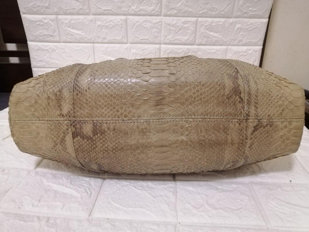 Besozzi Franco Python Leather 2-way Bag (Category: Luxury Bags & Wallets) located in Las Pinas. Submitted by etoksi1234 (Listing ID 1193695349, Image 3). Description: Pre-loved Besozzi Franco Real Python Leather 2-way Bag. Looks new. Made in Italy... Size: L - 15" (bottom) L - 10.5" (Upper) H - 9" D - 4" Please manage your expectations. All sales are final. Kindly examine pictures carefully when buying online. No return, exchange policy....