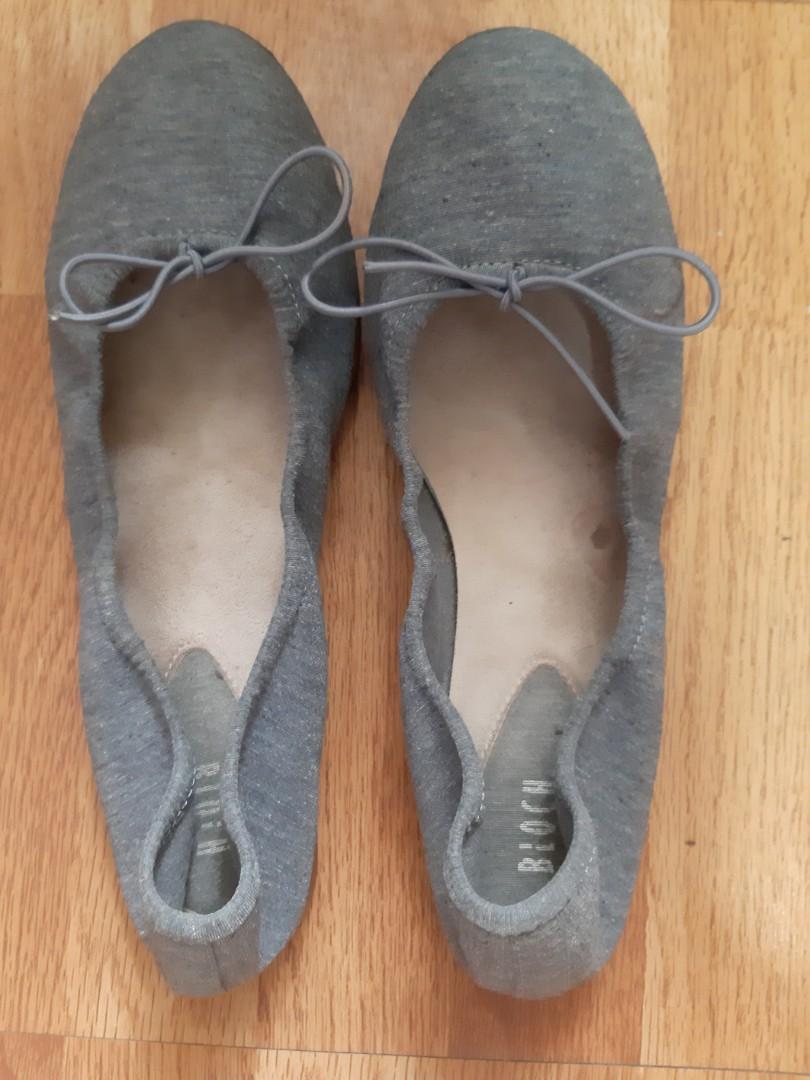 Bloch ballet flats (Category: Flats & Sandals) located in Pasig City. Submitted by mommy_b (Listing ID 1193643599, Image 1). Description: Well used, needs cleaning. Stored during the pandemic so nagkaissue sa soles (pinaayos ko na po sa shoe repair shop, pinatahi ko na rin para mas matibay ☺). Selling as mejo masikip na saken. This fits U5 5 (insole length is 23 cm). Just send me a message for additional pics and details pls. All sales are final.