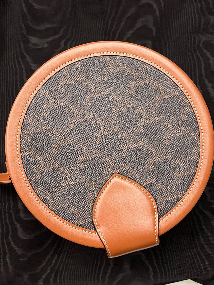 Celine medium tambour （分類：手袋及銀包）位於 Hong Kong。 由 wewe_i 提交（商品編號 1193763321，圖片 2）。簡介： 95% new Used twice One minor scratch barely noticeable (please refer to the picture) Bought in hk (have receipt)。