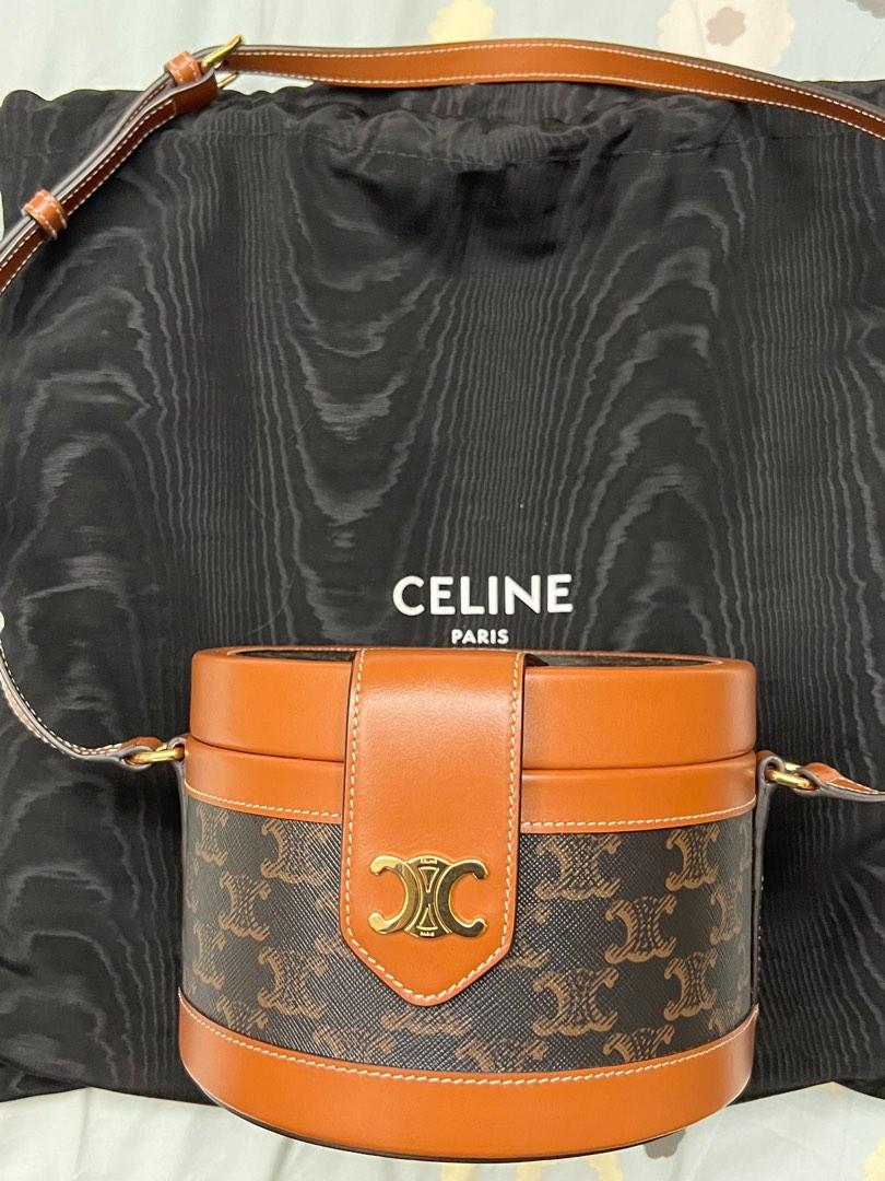 Celine medium tambour （分類：手袋及銀包）位於 Hong Kong。 由 wewe_i 提交（商品編號 1193763321，圖片 1）。簡介： 95% new Used twice One minor scratch barely noticeable (please refer to the picture) Bought in hk (have receipt)。