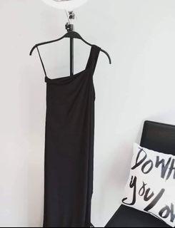 Designer's black elegant one sleeve dress
