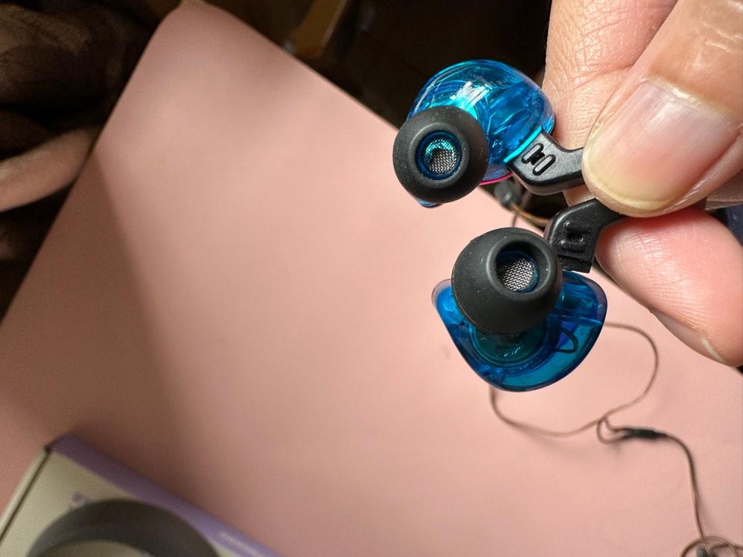 ZST HEADSET (Category: Headphones & Headsets) located in Pateros City. Submitted by sevenwhistle (Listing ID 1193633342, Image 2). Description: RFS: DECLUTERRING WE CAN SHIP THRU LALAMOVE, GRAB, BORZO ETC GET FREE EARBUDS.