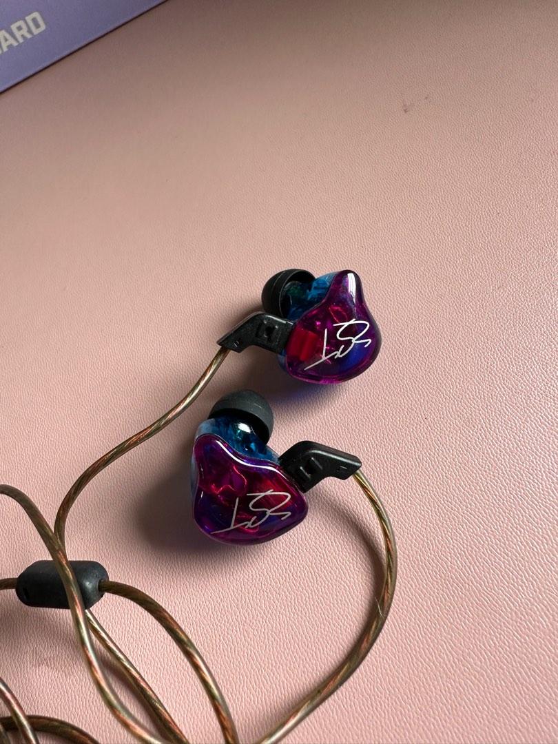 ZST HEADSET (Category: Headphones & Headsets) located in Pateros City. Submitted by sevenwhistle (Listing ID 1193633342, Image 3). Description: RFS: DECLUTERRING WE CAN SHIP THRU LALAMOVE, GRAB, BORZO ETC GET FREE EARBUDS.