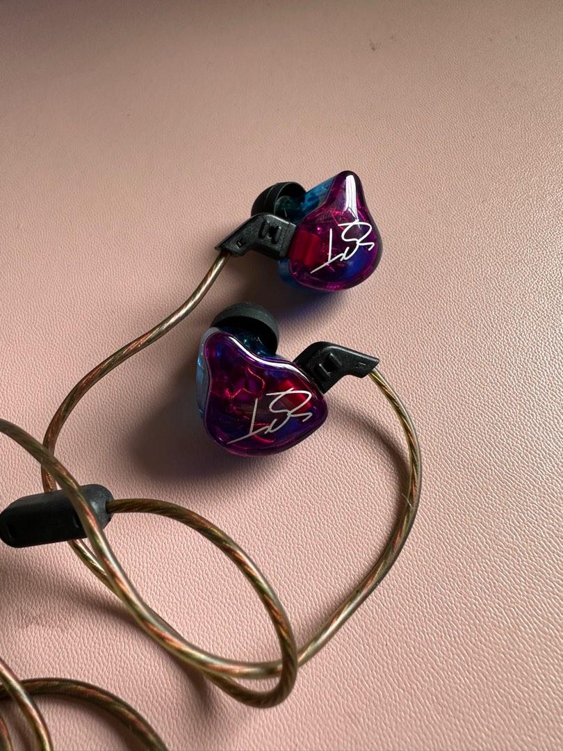 ZST HEADSET (Category: Headphones & Headsets) located in Pateros City. Submitted by sevenwhistle (Listing ID 1193633342, Image 1). Description: RFS: DECLUTERRING WE CAN SHIP THRU LALAMOVE, GRAB, BORZO ETC GET FREE EARBUDS.