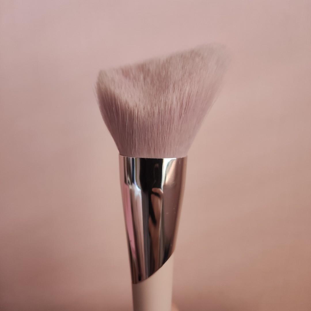 Fenty Beauty 190 Cheek Hugging Bronzer Brush (Category: Makeup) located in Manila. Submitted by chromi (Listing ID 1193711681, Image 3). Description: ♡ Authentic Fenty Beauty ♡ 190 Cheek Hugging Bronzer Brush ♡ Like new condition ♡ Used a few times only ♡ No box but still comes with its brush cover ♡ rfs bought it thinking it was the highlighter brush ;-; Also selling Fenty Beauty Diamond Bomb Highlighter for 1300 sf to be shouldered by the buyer
