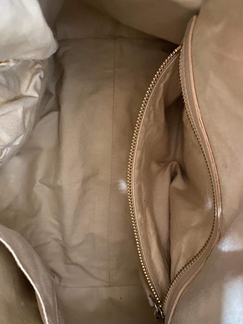Givenchy (Category: Bags & Wallets) located in Singapore. Submitted by sellerbuyer26 (Listing ID 1193785652, Image 3). Description: Price is negotiable *newly cleaned! .