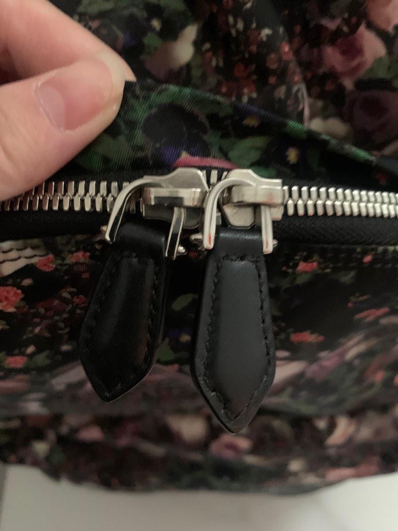 Givenchy backpack （分類：背囊）位於 Hong Kong。 由 bbuynsell 提交（商品編號 1193757638，圖片 2）。簡介： 100% authentic , bag only 。