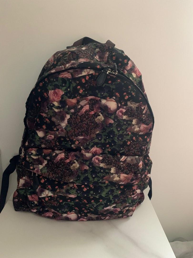 Givenchy backpack （分類：背囊）位於 Hong Kong。 由 bbuynsell 提交（商品編號 1193757638，圖片 1）。簡介： 100% authentic , bag only 。
