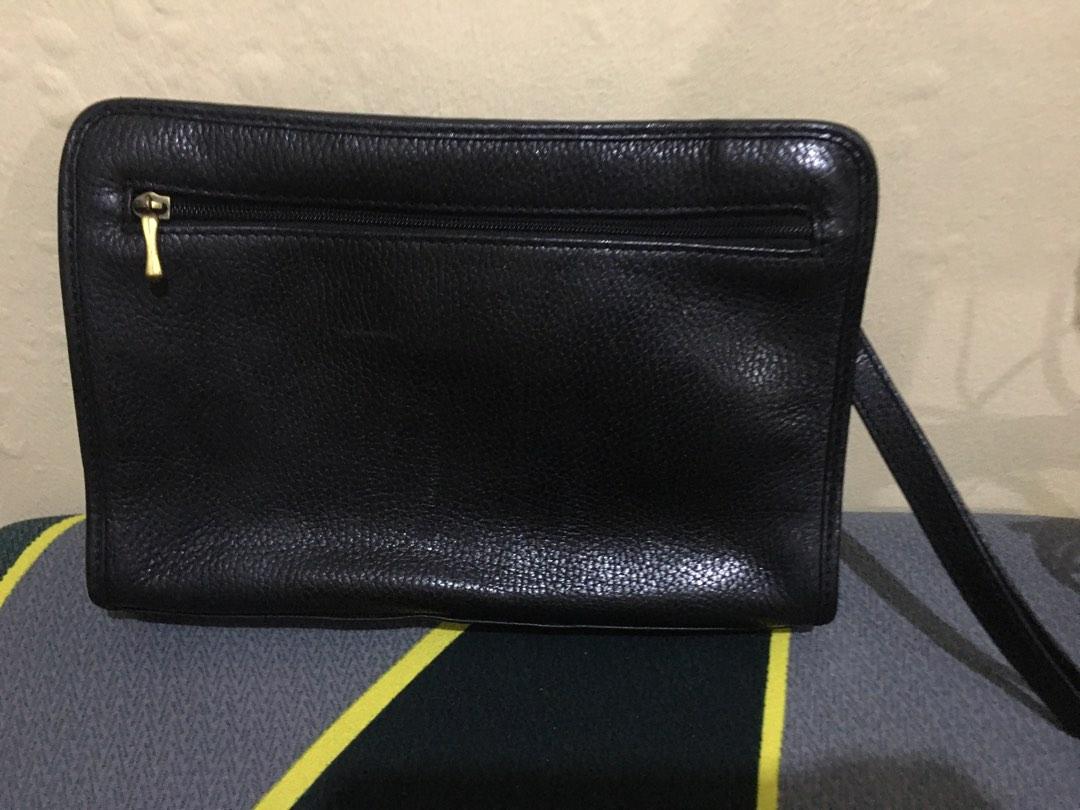 Satchi Clutch Bag all Leather (Category: Luxury Bags & Wallets) located in Pasay City. Submitted by bespokebyhypeves (Listing ID 1193659313, Image 3). Description: 9/10 Genuine Leather SATCHI Clutch Bag.