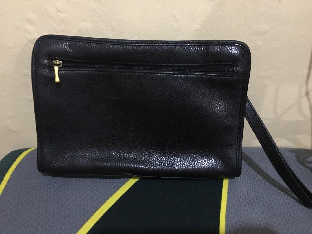 Satchi Clutch Bag all Leather (Category: Luxury Bags & Wallets) located in Pasay City. Submitted by bespokebyhypeves (Listing ID 1193659313, Image 2). Description: 9/10 Genuine Leather SATCHI Clutch Bag.