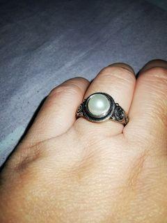 Size 8 vintage pearl ring