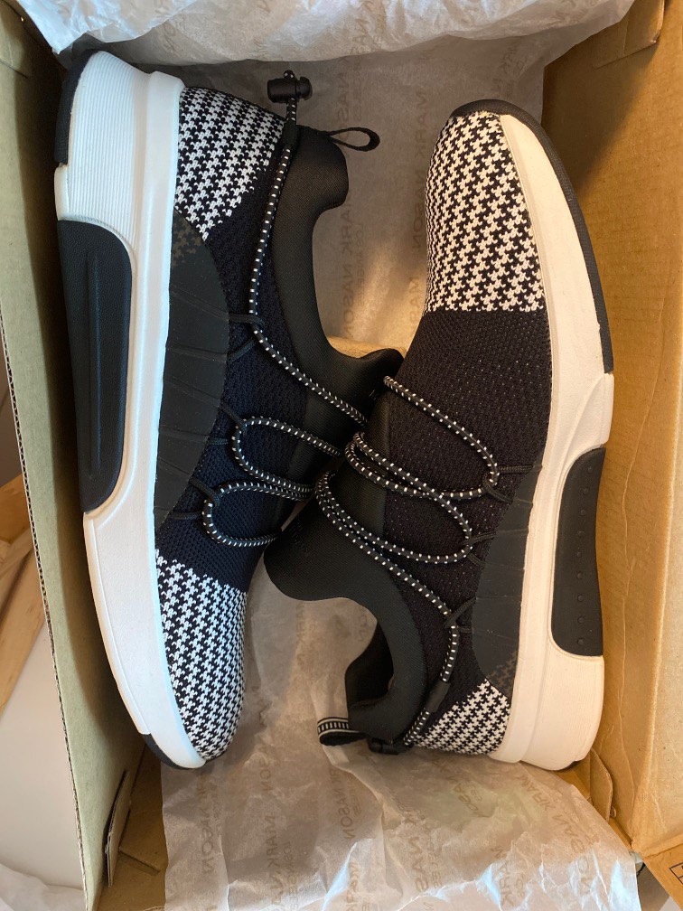 Mark bravo skechers store