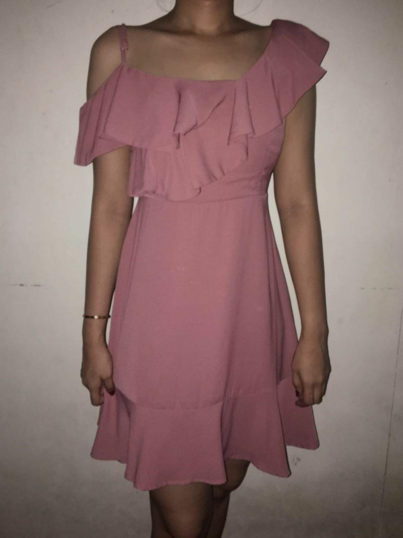 Dark pink one shoulder dress (Category: Dresses) located in Manila. Submitted by MarsLine (Listing ID 1193794703, Image 1). Description: Orig Price: 1250 Now: 680 ✔️ Great Fit ✔️ Once lang sinuot ✔️ Flowy ✔️ Underskirt.