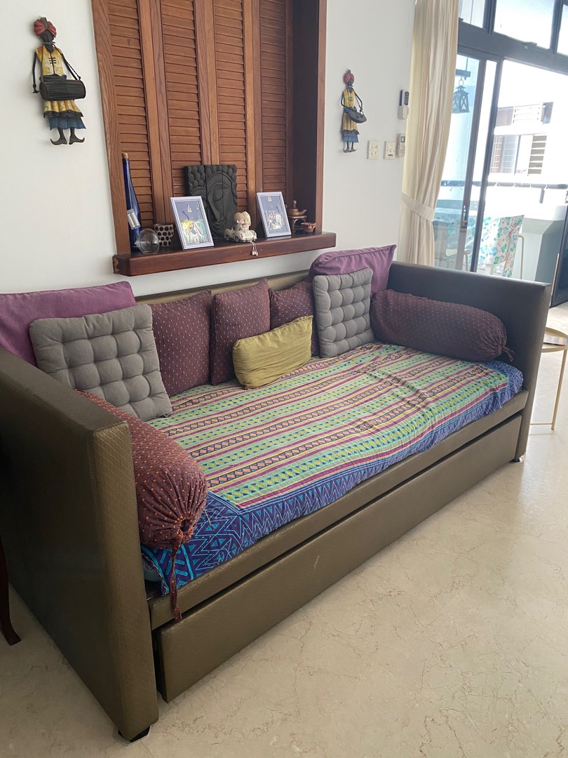 Day bed and trundle with legs, Furniture & Home Living, Furniture, Bed