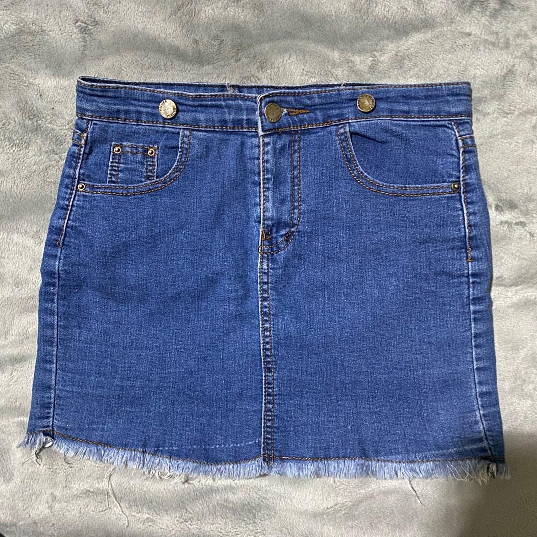 denim skirt (Category: Skirts) located in Quezon City. Submitted by declutterwithmissa (Listing ID 1193958721, Image 2). Description: 🪩 Stretchable .