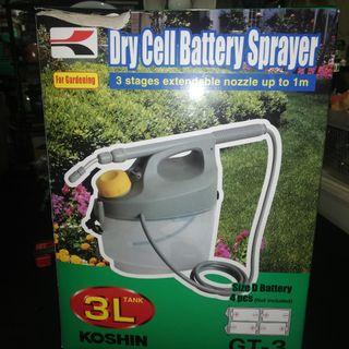 Dry cell battery sprayer