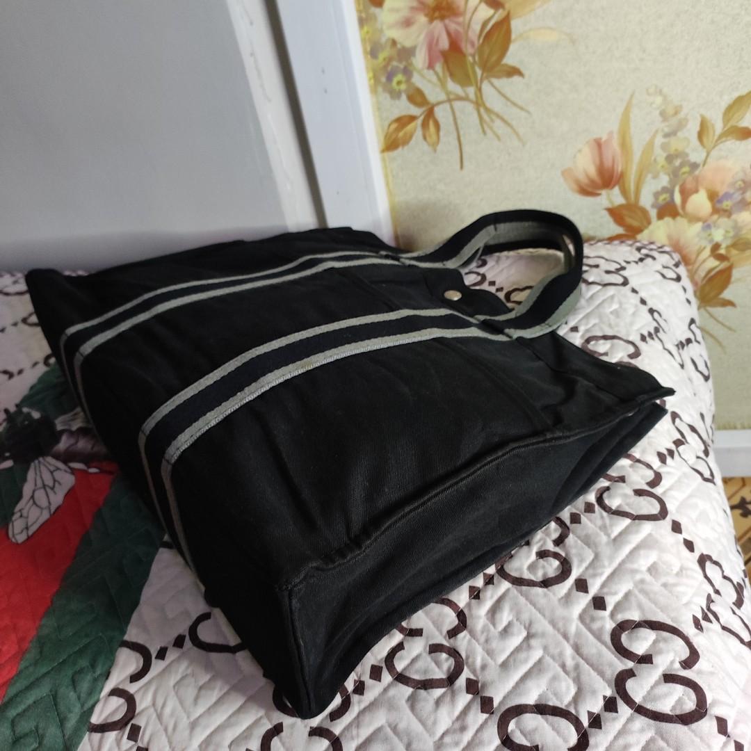 🇯🇵💯Hermes Fourre Tout👜 (Category: Luxury Bags & Wallets) located in Makati City. Submitted by yerbua103 (Listing ID 1193908857, Image 3). Description: 👛 🇯🇵Hermes black Fourre Tout Canvas rectangular tote with durable top handles, with 6 exterior slip pockets, silver-toned Hermes branded snaps, top snap closure, wide zipped pocket inside with leather pull. It is made of thick canvas material and is extremely durable. It can fit a 15-inch la