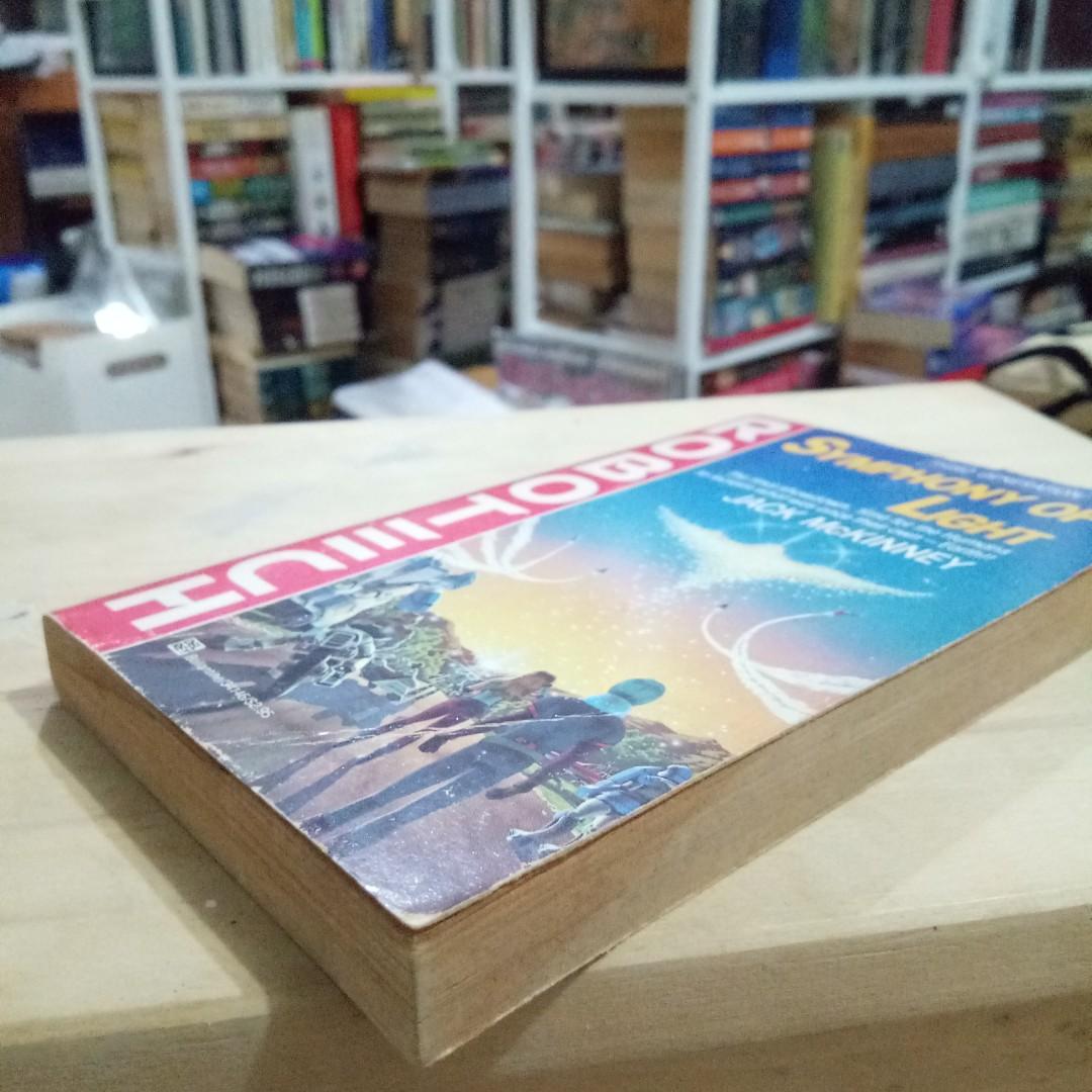 Robotech Symphony of Light #12 (Category: Comics & Manga) located in Taguig. Submitted by garagesale_ph (Listing ID 1193909725, Image 2). Description: MMPB. Old copy. No shopee..