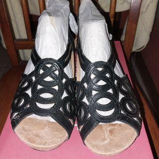 PRICE DROP!!! ROCKPORT ladies shoes size 7.5M brand new