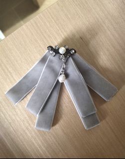 🐰淺灰色 扣針 毛衣 珍珠 頸飾 裝飾  絨面 絲帶 領扣 蝴蝶結 手袋 pin64224723444739110