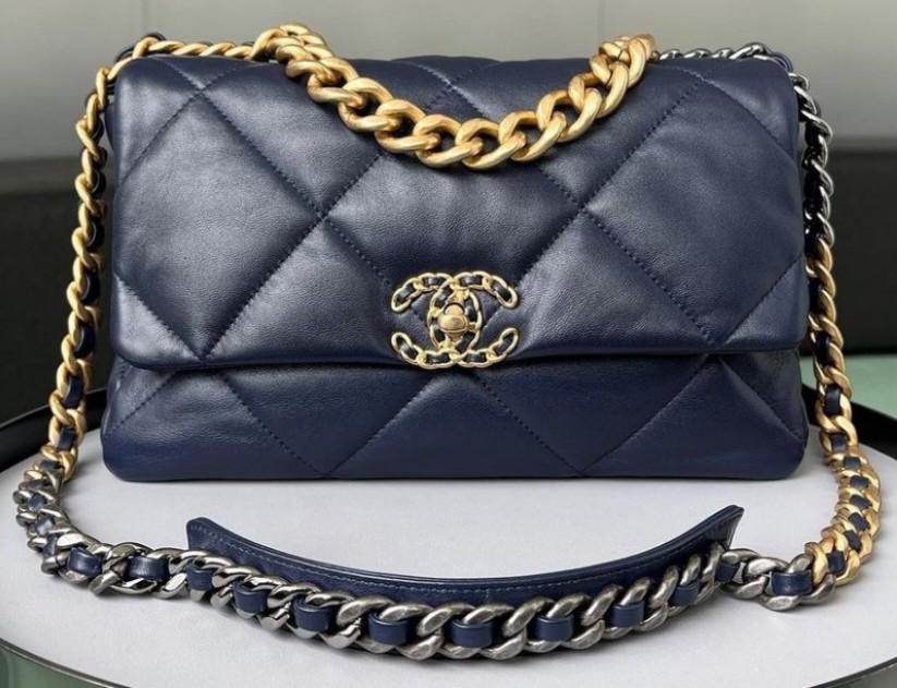 Chanel 19 leather handbag Chanel Navy in Leather - 34684943