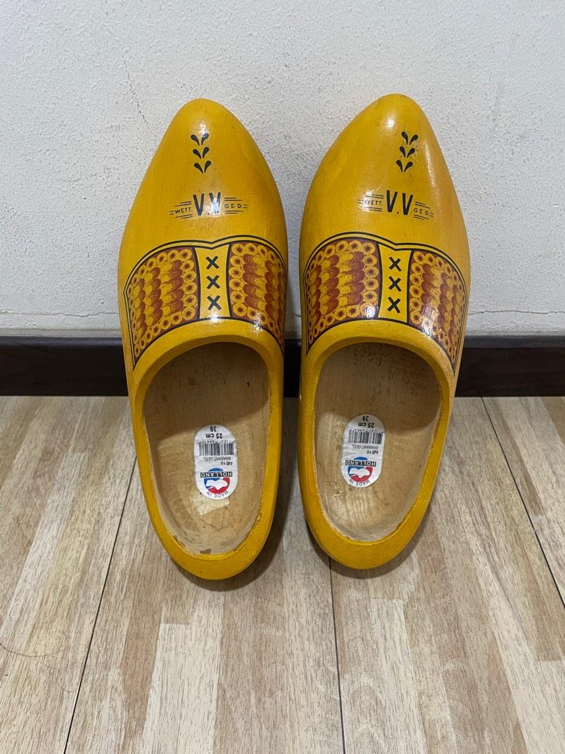 Wett ged wooden shoes top