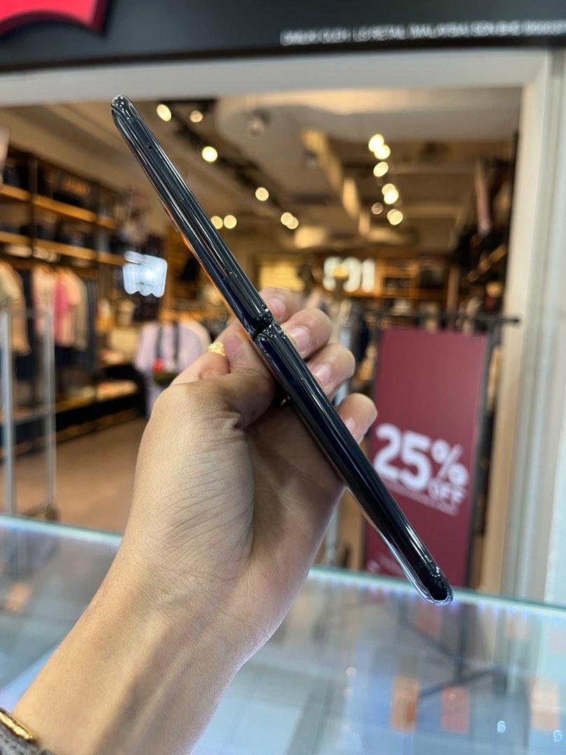 SAMSUNG Z FLIP ( 8RAM 256GB , GREEN SCREEN ), Mobile Phones & Gadgets