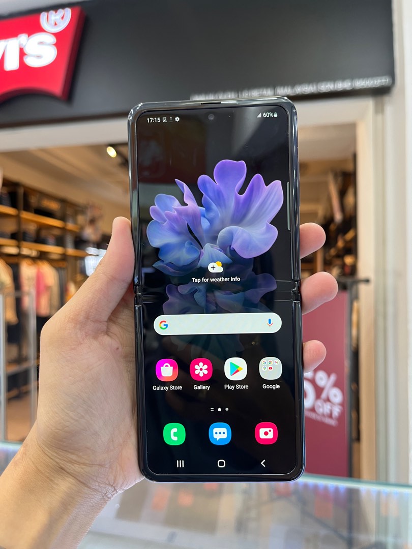 SAMSUNG Z FLIP ( 8RAM 256GB , GREEN SCREEN ), Mobile Phones & Gadgets, Mobile Phones, Android