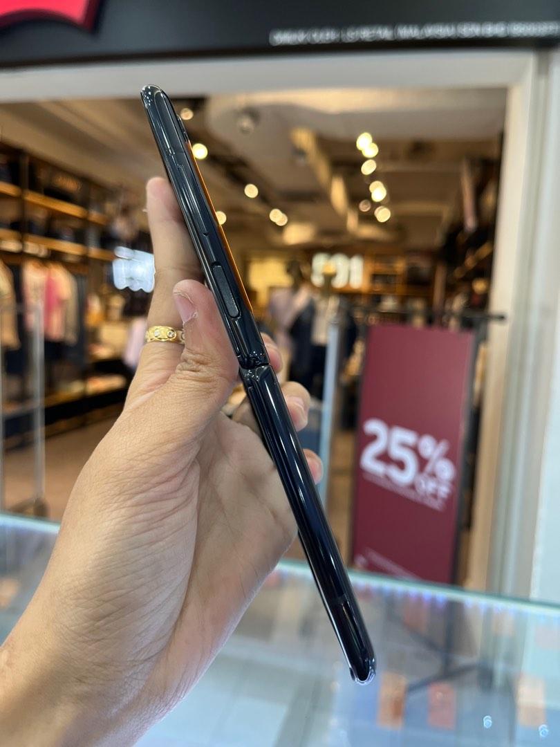 SAMSUNG Z FLIP ( 8RAM 256GB , GREEN SCREEN ), Mobile Phones & Gadgets