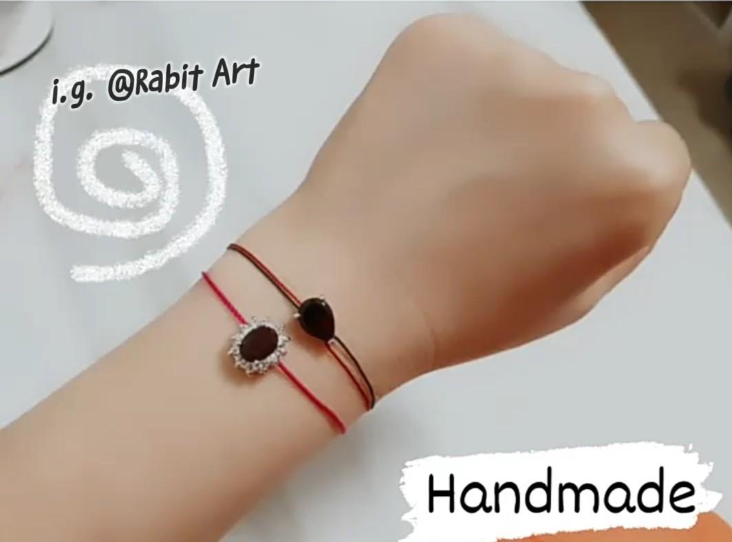 String bracelet （分類：手鍊）位於 Hong Kong。 由 rabitart 提交（商品編號 1188740419，圖片 1）。簡介： 100%自家手工穿配， 絕不會在市面找到，都幾搶眼架。(當然不是真鑽石) 1條$150, 1套2條$250 only 1套賣完無。 彩虹mtr 交收or SF 到付。。
