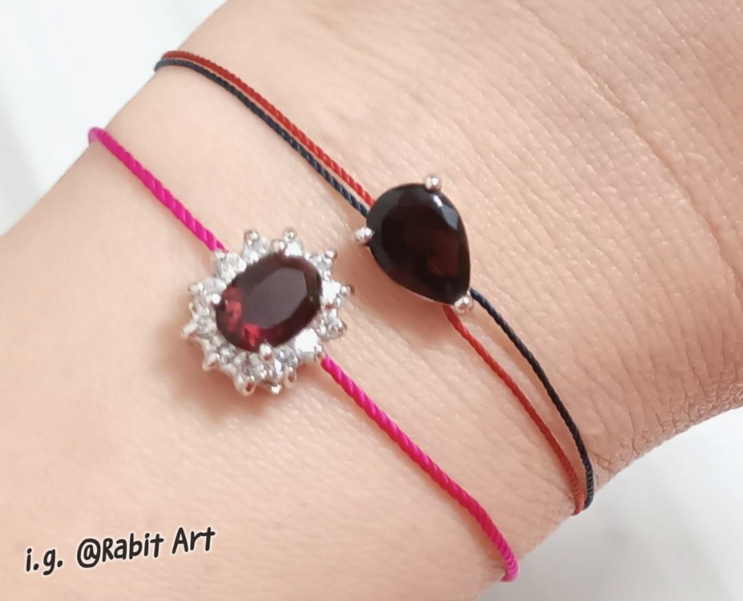 String bracelet （分類：手鍊）位於 Hong Kong。 由 rabitart 提交（商品編號 1188740419，圖片 2）。簡介： 100%自家手工穿配， 絕不會在市面找到，都幾搶眼架。(當然不是真鑽石) 1條$150, 1套2條$250 only 1套賣完無。 彩虹mtr 交收or SF 到付。。