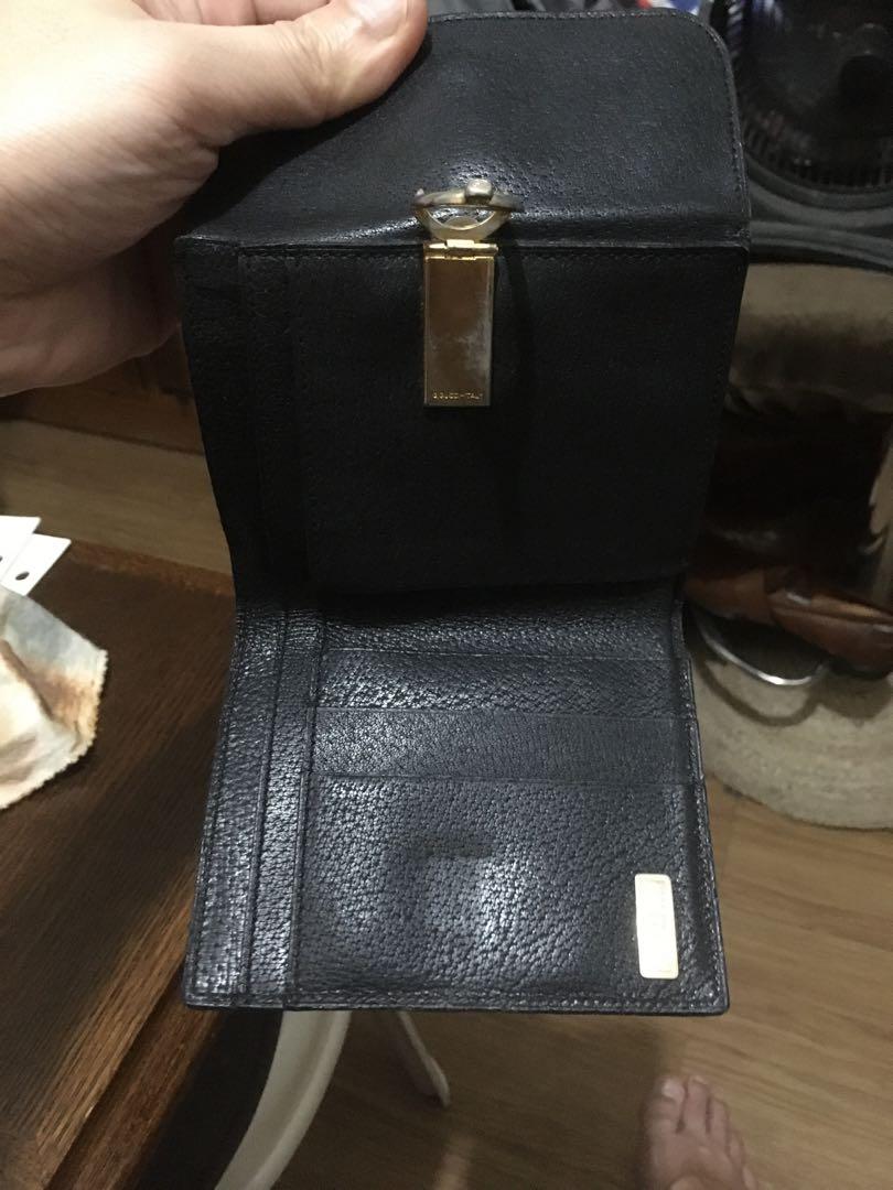 Authentic Gucci Bifold wallet (Category: Luxury Bags & Wallets) located in Makati City. Submitted by unloadealr (Listing ID 1188916331, Image 2). Description: Authentic Gucci Bifold wallet Thick sturdy but soft leather check my other stuff for more discounted and 1+1 bundle deals SOLICITING for best offer out there .