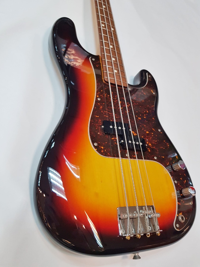 Fender Classic 60s Precision Bass, Hobbies & Toys, Music & Media ...